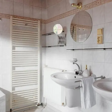 Entire House With Garden Near Prague * בנסוב
