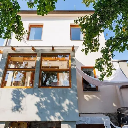 Entire House With Garden Near Prague בנסוב