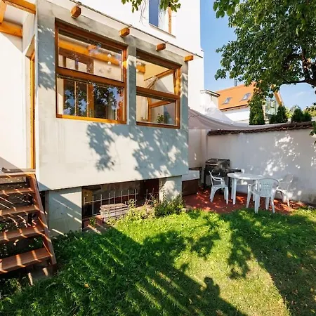 בית נופש Entire House With Garden Near Prague בנסוב